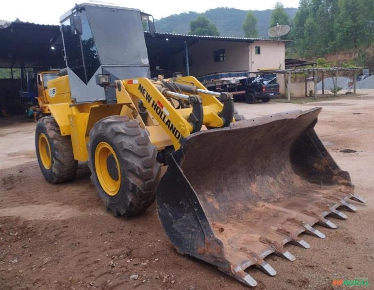 PÁ CARREGADEIRA NEW HOLLAND 12B ANO 2010, MOTOR NOVO, EMBUCHAMENTO 100%, PNEUS NOVOS NA DIANTEIRA, S