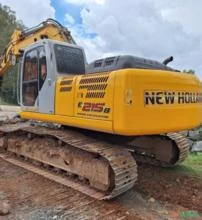 ESCAVADEIRA NEW HOLLAND, MODELO E215B, ANO DE FABRICAÇÃO 2014, COM 14.300 HORAS TRABALHADAS