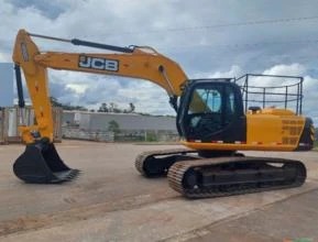 ESCAVADEIRA JCB MODELO JS220LC ANO 2019, COM 6.800 HORAS TRABALHADAS, OPERACIONAL, TRABALHANDO NORMA