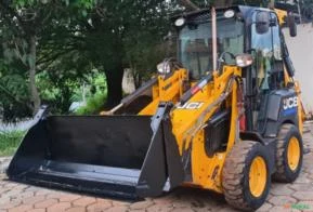 MINI RETROESCAVADEIRA JCB, MODELO 1CX, ANO 2017, ÚNICO DONO, CABINE FECHADA COM AR, 5.060HS