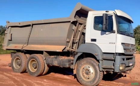 CAMINHÃO BASCULANTE MERCEDES BENZ, MODELO AXOR 4144K 6X4, ANO DE FABRICAÇÃO 2012, ROSSETTI MEIA CANA Imagem CAMINHÃO BASCULANTE MERCEDES BENZ, MODELO AXOR 4144K 6X4, ANO DE FABRICAÇÃO 2012, ROSSETTI MEIA CANA