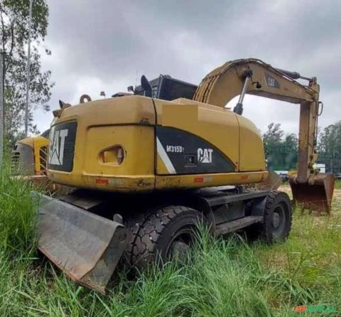 ESCAVADEIRA DE RODAS CATERPILLAR MODELO M315D ANO 2014, DE ÚNICO DONO, NF DE ORIGEM Imagem ESCAVADEIRA DE RODAS CATERPILLAR MODELO M315D ANO 2014, DE ÚNICO DONO, NF DE ORIGEM