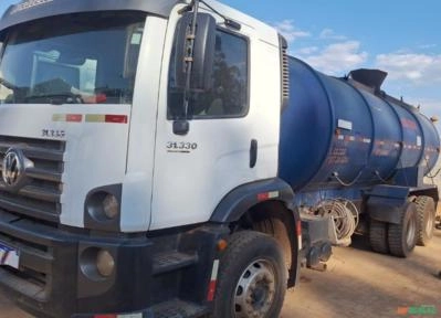 CAMINHÃO PIPA VOLKSWAGEN, MODELO 31-330 6X4 CONSTELLATION, ANO 2014/2015, PIPA 20.000 LITROS Imagem CAMINHÃO PIPA VOLKSWAGEN, MODELO 31-330 6X4 CONSTELLATION, ANO 2014/2015, PIPA 20.000 LITROS