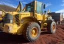 PÁ CARREGADEIRA VOLVO, MODELO L90F, ANO 2010, COM 19.000 HS TRABALHADAS, PESO OPERACIONAL 15T Imagem PÁ CARREGADEIRA VOLVO, MODELO L90F, ANO 2010, COM 19.000 HS TRABALHADAS, PESO OPERACIONAL 15T
