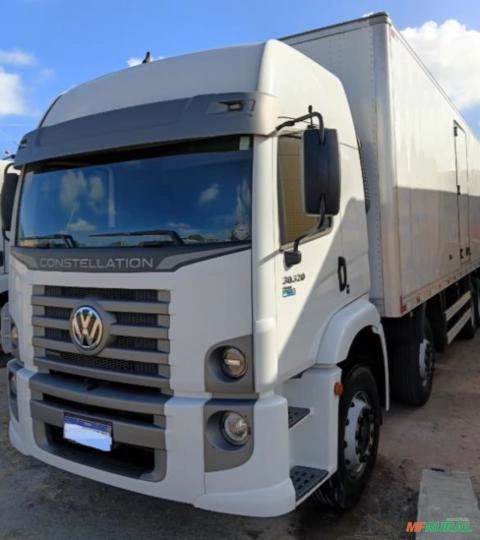 CAMINHÃO BAÚ VOLKSWAGEN, 30-320 8X2 CONSTELLATION, ANO 2023/2024, BANCOS EM COURO, A/C, 30.182KMS Imagem CAMINHÃO BAÚ VOLKSWAGEN, 30-320 8X2 CONSTELLATION, ANO 2023/2024, BANCOS EM COURO, A/C, 30.182KMS
