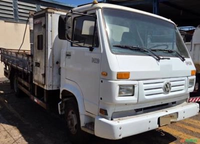 CAMINHÃO VOLKSWAGEN, MODELO 8-140, ANO 1999/1999, CARROCERIA DE MADEIRA E CABINE AUXILIAR Imagem CAMINHÃO VOLKSWAGEN, MODELO 8-140, ANO 1999/1999, CARROCERIA DE MADEIRA E CABINE AUXILIAR