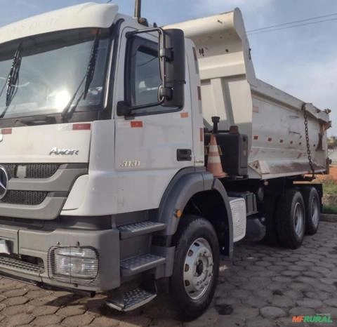 CAMINHÃO BASCULANTE MERCEDES BENZ, MODELO AXOR 3131 6X4, ANO 2014/2014, SÃO 2 UNIDADES Imagem CAMINHÃO BASCULANTE MERCEDES BENZ, MODELO AXOR 3131 6X4, ANO 2014/2014, SÃO 2 UNIDADES