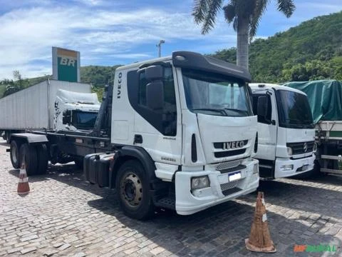 Caminhão Iveco Tector 240E25 Plataforma 6x2 ano 12