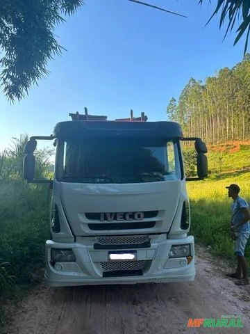 Caminhão Iveco Tector 240E25 Plataforma 6x2 ano 12