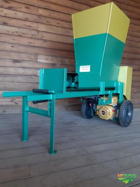 Imagem Máquina Enfardadora de Embalar e Compactar Silagem tem nome  :  CAMPONESA Imagem Máquina Enfardadora de Embalar e Compactar Silagem tem nome  :  CAMPONESA