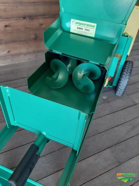 Imagem Máquina Enfardadora de Embalar e Compactar Silagem tem nome  :  CAMPONESA Imagem Máquina Enfardadora de Embalar e Compactar Silagem tem nome  :  CAMPONESA