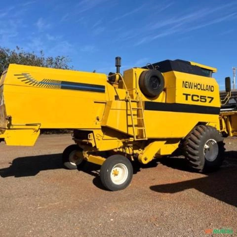 COLHEITADEIRA NEW HOLLAND TC 57 Ano 1997 Imagem COLHEITADEIRA NEW HOLLAND TC 57 Ano 1997