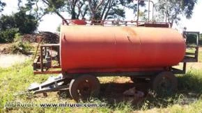 TANQUE DE ÁGUA ACTON, 4 RODAS, 6500 LITROS, ANO 2013, COM BOMBA, MOTOR E PLATAFORMA.