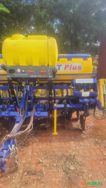 Plantadeira agrícola PST Plus com 7linha com tanque micron