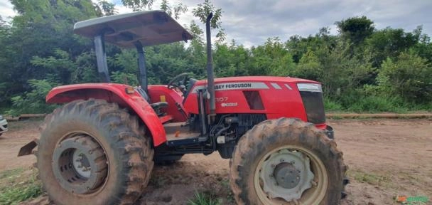 Trator agrícola semi novo Imagem Trator agrícola semi novo