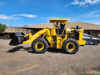 Pá carregadeira fr 1500 b Ano 89 transmissão 28 Com 4 pneus novos mil revisada único dono Motor m Imagem Pá carregadeira fr 1500 b Ano 89 transmissão 28 Com 4 pneus novos mil revisada único dono Motor m