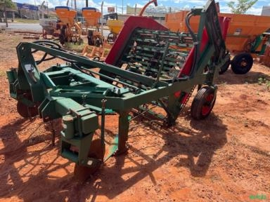 Arancado de amendoim  Ano 2021 com 2 pneus novos semi novo  Com 2 jogos de faca  Com controle remoto Imagem Arancado de amendoim  Ano 2021 com 2 pneus novos semi novo  Com 2 jogos de faca  Com controle remoto