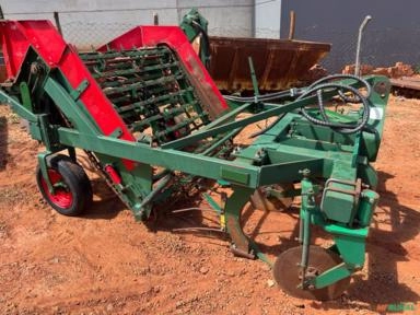 Imagem Arancado de amendoim  Ano 2021 com 2 pneus novos semi novo  Com 2 jogos de faca  Com controle remoto Imagem Arancado de amendoim  Ano 2021 com 2 pneus novos semi novo  Com 2 jogos de faca  Com controle remoto