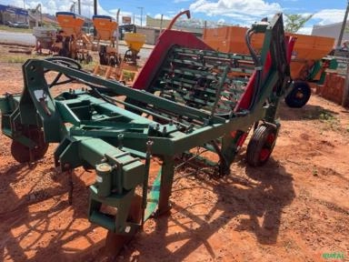 Imagem Arancado de amendoim  Ano 2021 com 2 pneus novos semi novo  Com 2 jogos de faca  Com controle remoto Imagem Arancado de amendoim  Ano 2021 com 2 pneus novos semi novo  Com 2 jogos de faca  Com controle remoto