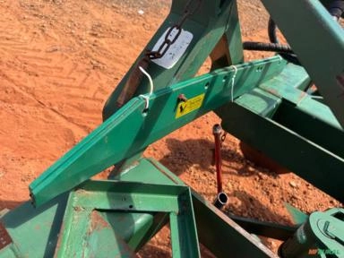 Imagem Arancado de amendoim  Ano 2021 com 2 pneus novos semi novo  Com 2 jogos de faca  Com controle remoto Imagem Arancado de amendoim  Ano 2021 com 2 pneus novos semi novo  Com 2 jogos de faca  Com controle remoto