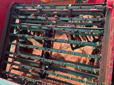 Imagem Arancado de amendoim  Ano 2021 com 2 pneus novos semi novo  Com 2 jogos de faca  Com controle remoto Imagem Arancado de amendoim  Ano 2021 com 2 pneus novos semi novo  Com 2 jogos de faca  Com controle remoto