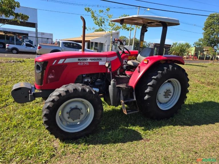 Trator Massey Ferguson  4275 ano 2012  Com 4 pneus novos  Com comando duplo  Único dono  Pronto para Imagem Trator Massey Ferguson  4275 ano 2012  Com 4 pneus novos  Com comando duplo  Único dono  Pronto para