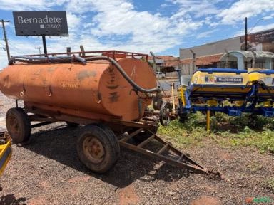 Tanque de água Agton Com 4 pneus novos Com 4 mil litros revisado único dono proto para trabalhar Imagem Tanque de água Agton Com 4 pneus novos Com 4 mil litros revisado único dono proto para trabalhar