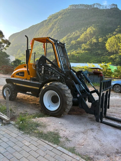 Pá carregadeira 4x4 Vantec CI4000