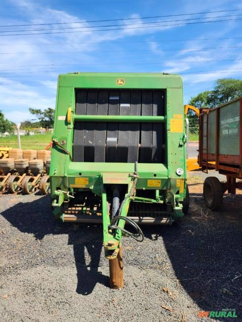 ENFARDADEIRA DE ROLO BOLAS DE FENO REDONDO JOHN DEER Imagem ENFARDADEIRA DE ROLO BOLAS DE FENO REDONDO JOHN DEER