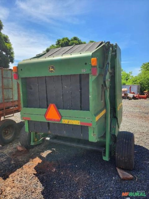 Imagem ENFARDADEIRA DE ROLO BOLAS DE FENO REDONDO JOHN DEER Imagem ENFARDADEIRA DE ROLO BOLAS DE FENO REDONDO JOHN DEER