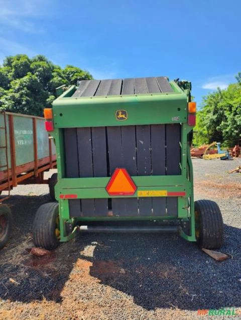Imagem ENFARDADEIRA DE ROLO BOLAS DE FENO REDONDO JOHN DEER Imagem ENFARDADEIRA DE ROLO BOLAS DE FENO REDONDO JOHN DEER