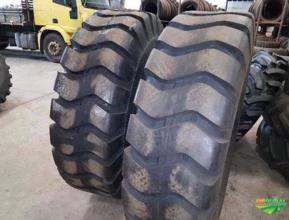 Comércio de pneus usados de máquinas e tratores