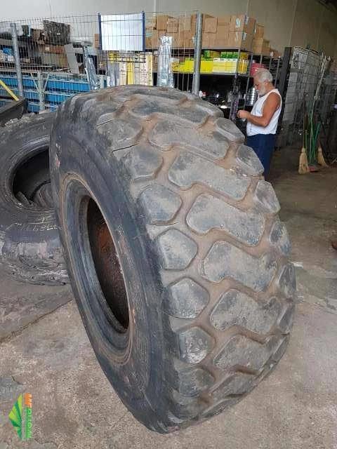 Comércio de pneus usados de máquinas e tratores