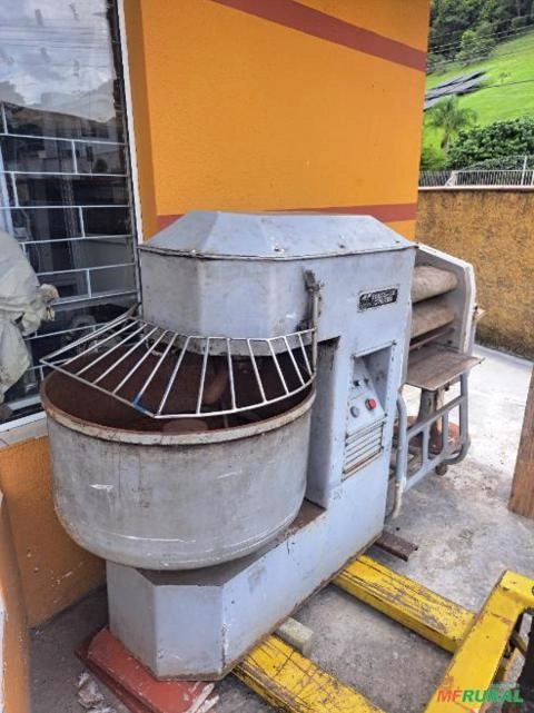 Masseira industrial 100 kilos cilindro 50cm industrial e divisor perfecta Imagem Masseira industrial 100 kilos cilindro 50cm industrial e divisor perfecta