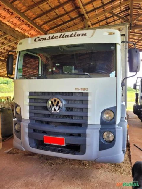 Caminhão VW 15.180 Constellation c/ Baú para 9 cavalos