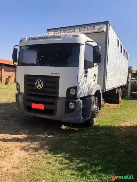 Caminhão VW 15.180 Constellation c/ Baú para 9 cavalos