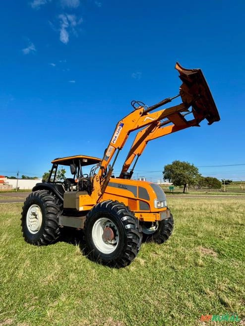 Trator Valtra Bh 180 4X4 c/ 3709 Horas c/ conjunto lamina e concha Tatu Imagem Trator Valtra Bh 180 4X4 c/ 3709 Horas c/ conjunto lamina e concha Tatu