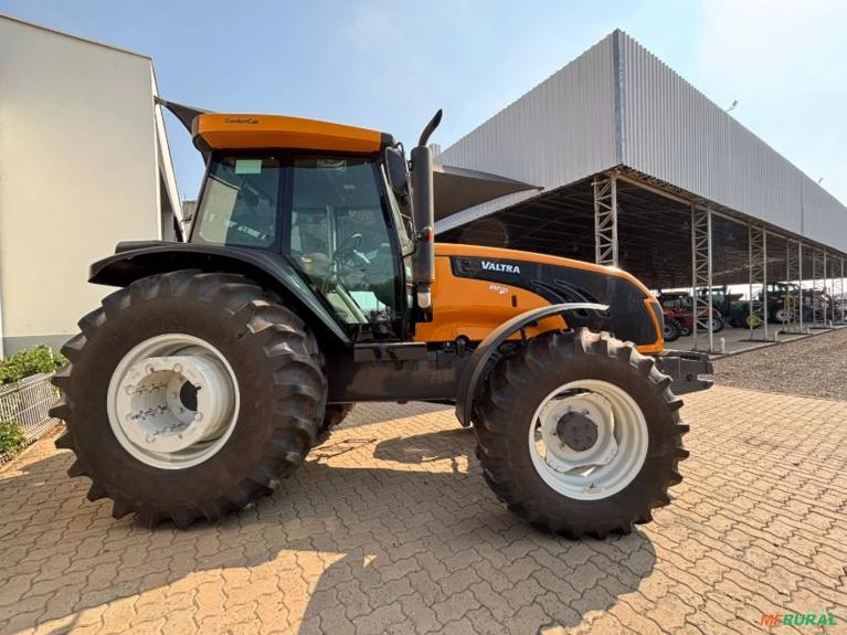 Trator VALTRA BM 135 4x4 ano 2023 com 49 horas (seminovo) Imagem Trator VALTRA BM 135 4x4 ano 2023 com 49 horas (seminovo)