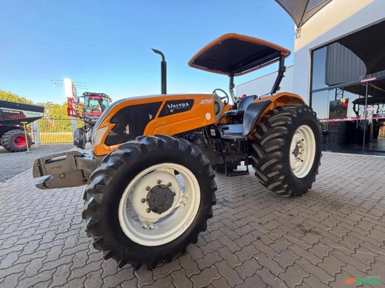 Trator VALTRA A750 4x4 ano 2017 com 2.750 horas c/  REDUTOR de Velocidade. Imagem Trator VALTRA A750 4x4 ano 2017 com 2.750 horas c/  REDUTOR de Velocidade.