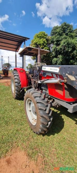 Imagem Trator Massey 4275  4x4 ano 2018 com Conjunto frontal BALDAN. Imagem Trator Massey 4275  4x4 ano 2018 com Conjunto frontal BALDAN.