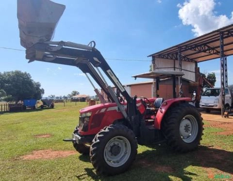 Imagem Trator Massey 4275  4x4 ano 2018 com Conjunto frontal BALDAN. Imagem Trator Massey 4275  4x4 ano 2018 com Conjunto frontal BALDAN.