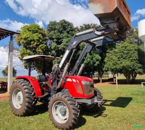 Trator Massey 4275  4x4 ano 2018 com Conjunto frontal BALDAN. Imagem Trator Massey 4275  4x4 ano 2018 com Conjunto frontal BALDAN.