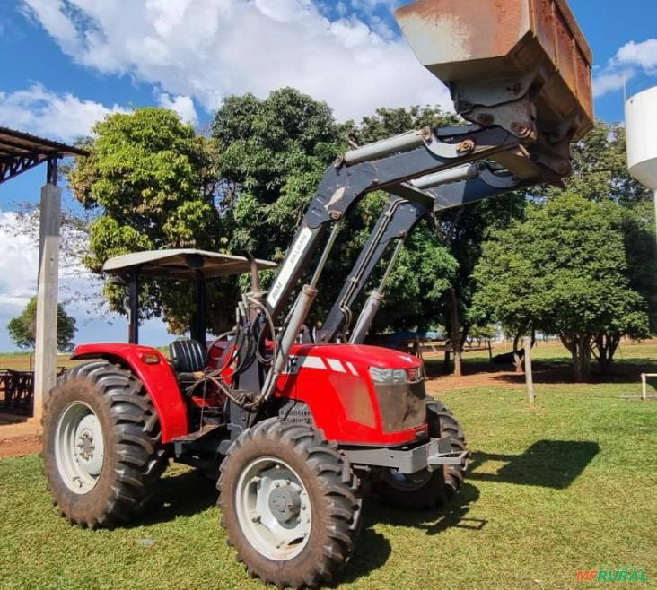 Trator Massey 4275  4x4 ano 2018 com Conjunto frontal BALDAN. Imagem Trator Massey 4275  4x4 ano 2018 com Conjunto frontal BALDAN.