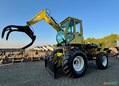 Carregadeira Motocana VALTRA 1280 4x4 ano 2007 com garra e lamina Revisada. Imagem Carregadeira Motocana VALTRA 1280 4x4 ano 2007 com garra e lamina Revisada.