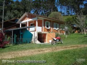 Área Rural com Água Natural e Cachoeira.