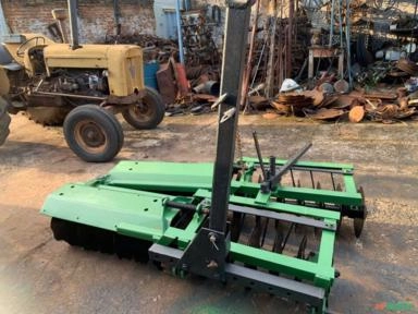 Grade niveladora marca Piccin de 28 discos Imagem Grade niveladora marca Piccin de 28 discos