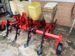 Plantadeira marca Jumil modelo J2S de  4 linhas