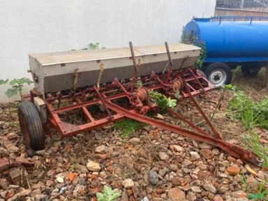 Semeadeira Semeato 7 linhas. Imagem Semeadeira Semeato 7 linhas.