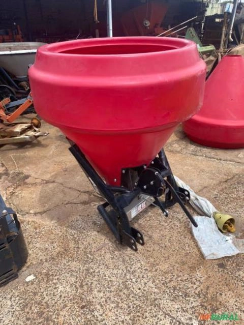 Imagem Calcareadeira/adubadeira marca Nogueira modelo Soft 900 Imagem Calcareadeira/adubadeira marca Nogueira modelo Soft 900