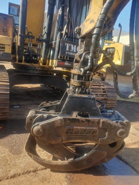 Escavadeira Caterpillar CAT 312 com garra florestal